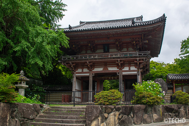 建築の重厚感のある楼門の全景