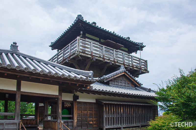 木造の門が重厚感を感じさせる南門