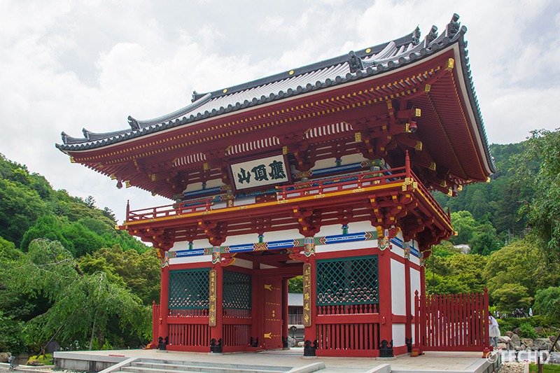 勝尾寺の山門（仁王門）を撮影