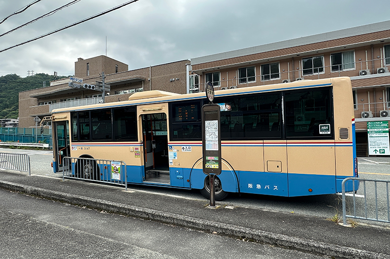 久安寺のバス停に停車している阪急バス