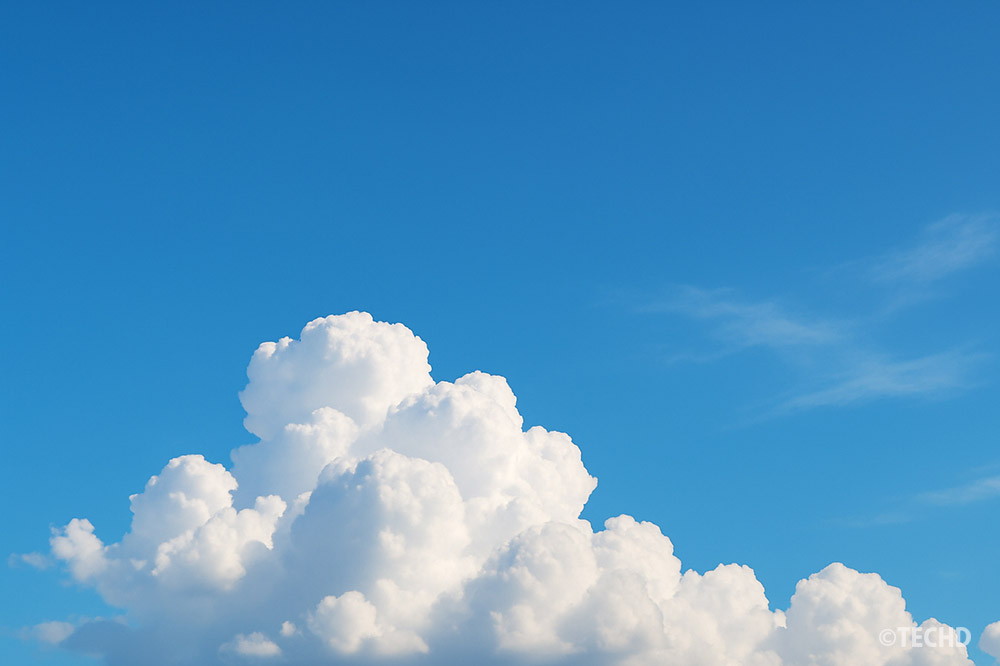 入道雲が印象的な夏の空
