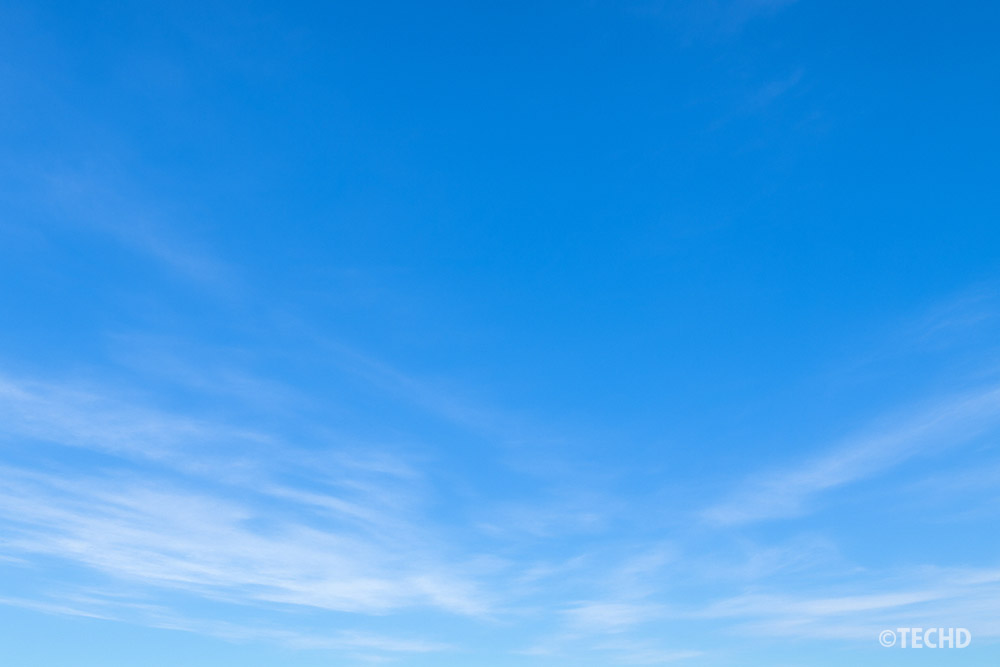 冬の澄んだ青空