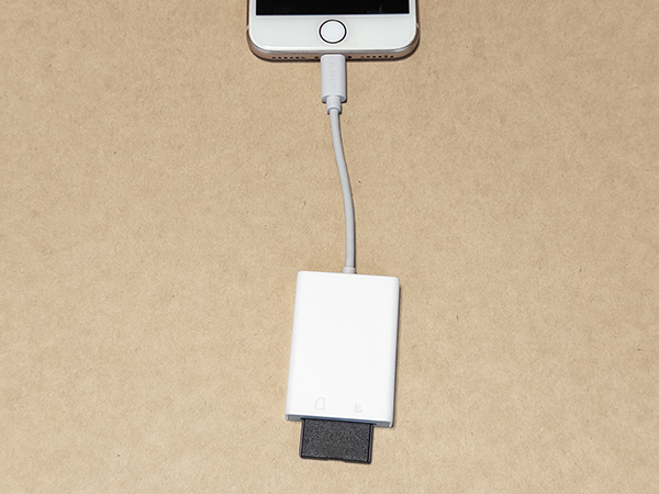 iPhoneのLightning端子に接続している