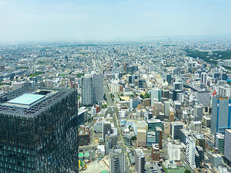 スカイプロムナードから見た名古屋の北側の街並み。JPタワー名古屋と名古屋城が映る展望風景。
