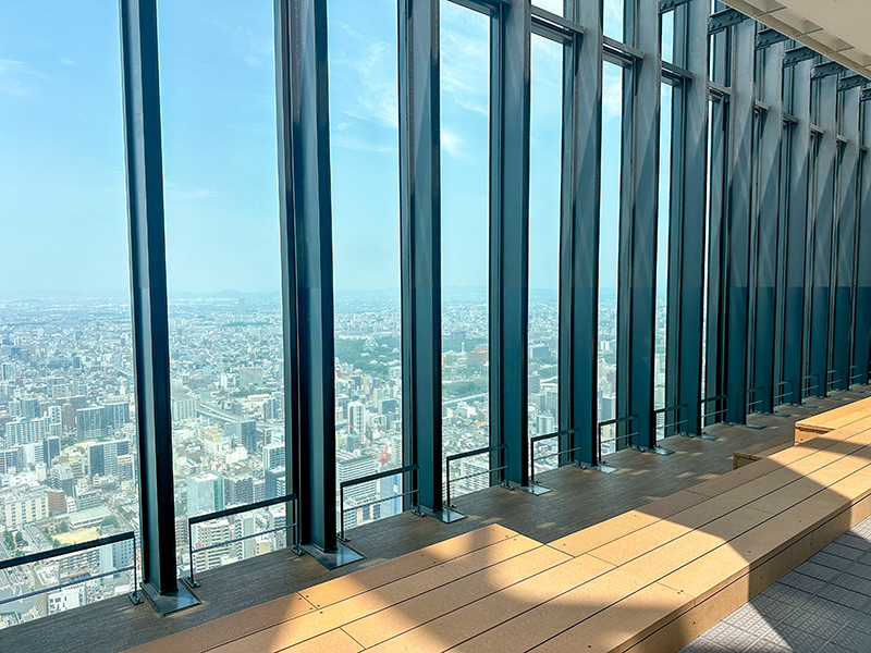 スカイプロムナードの長く続く屋外展望スペース。デッキベンチエリアでは座って名古屋の街を眺められるます。