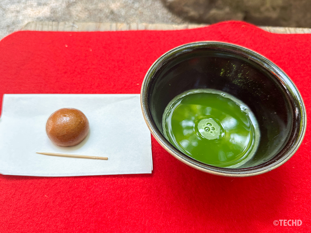 冷水茶(抹茶)とおまんじゅうのおもてなし