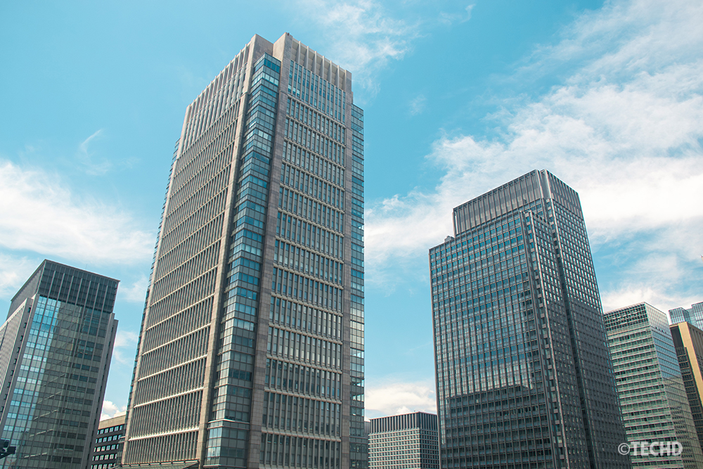 Adobe Stockで審査に通過した「東京・丸の内の高層ビル群と街並み風景」の写真。