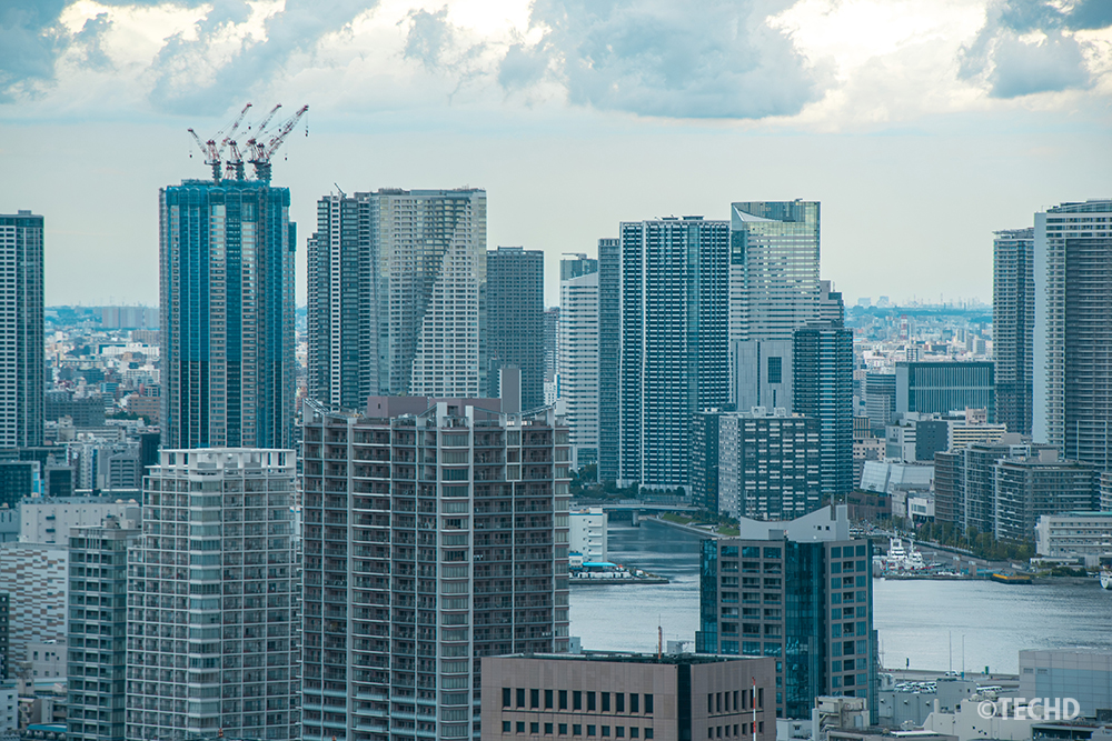 東京湾岸エリアの高層住宅街。近年の都市変化を実感できる眺め。