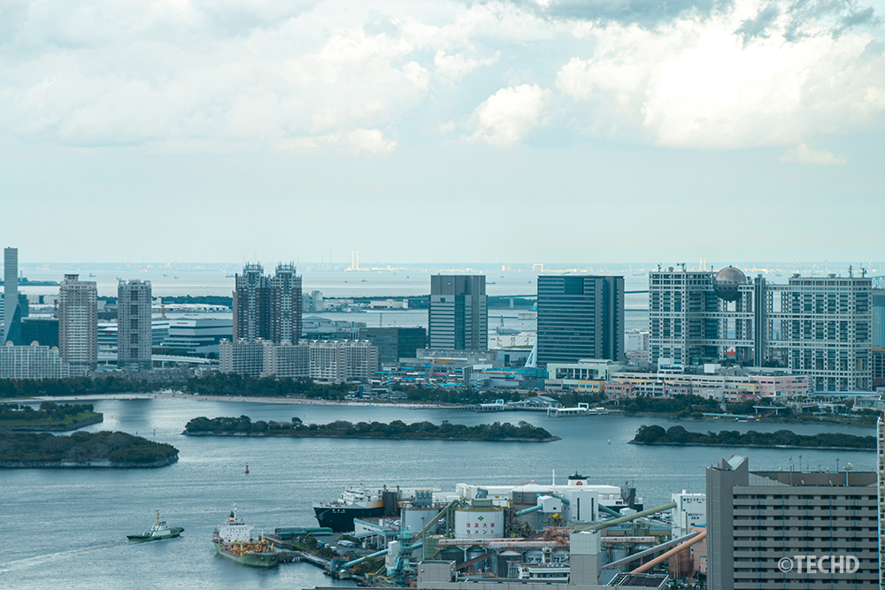 東京湾越しにお台場方面を眺望。都市と海のコントラストが楽しめます。