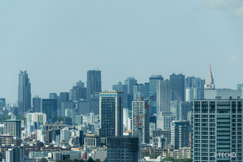 新宿方面の高層ビル群。都庁舎をはじめとする超高層ビルが並び、東京の都市景観を象徴する眺望。