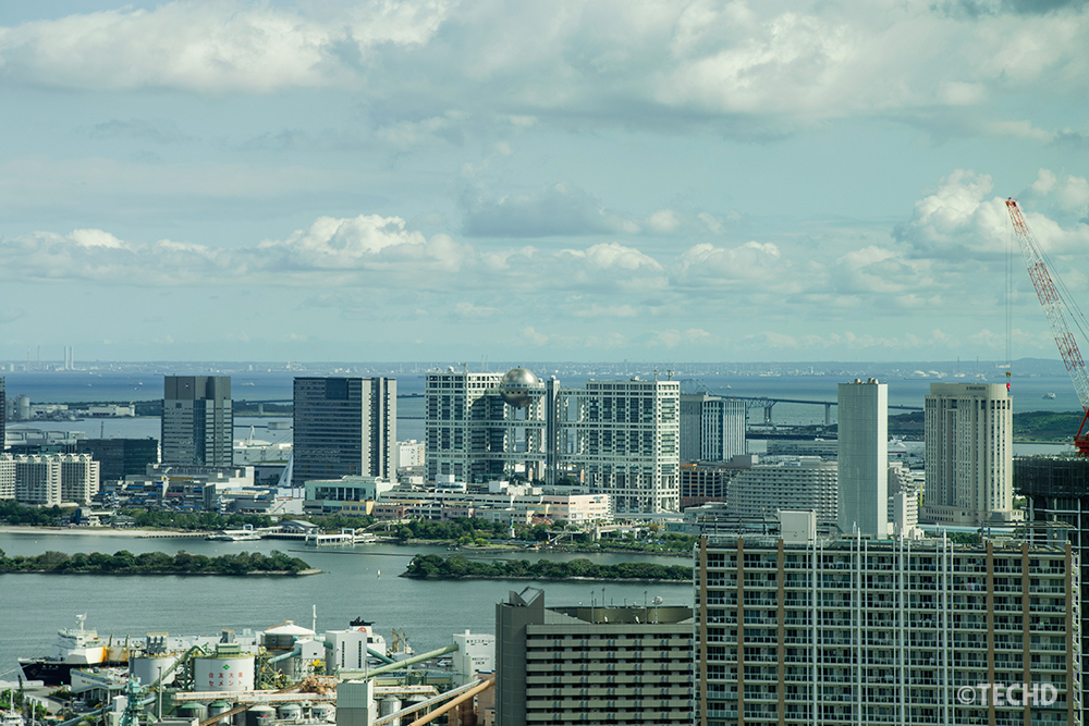 東京湾越しにお台場方面を眺望。都市と海のコントラストが楽しめます。