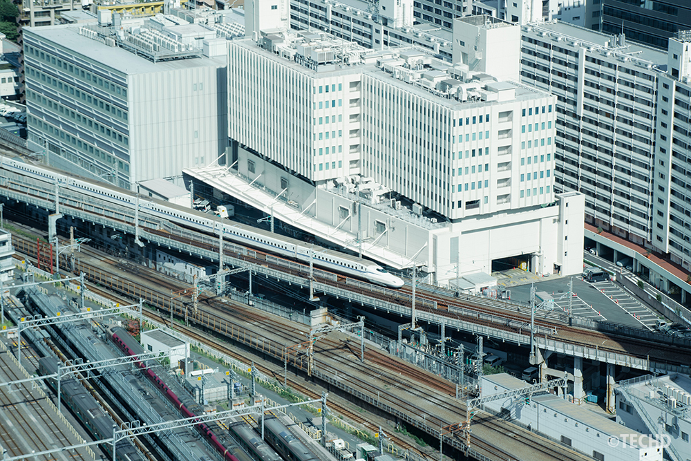 下を見下ろすと新幹線が走る様子が見えます。