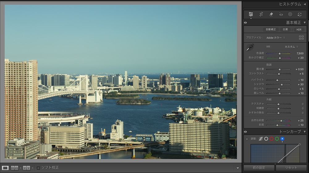 LUFTBAUMの山吹の庭からガラス越しに撮影した東京湾とレインボーブリッジ。Lightroomで画像補正して、青被りが抑えられた画面。