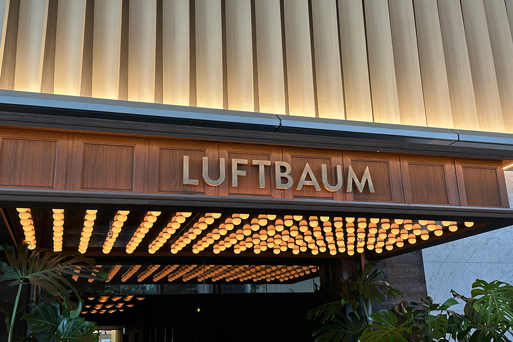 エレベーター前にあるLUFTBAUMの案内サイン