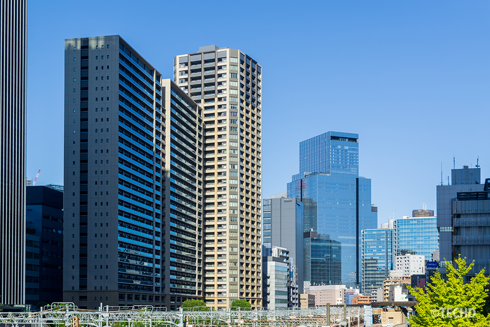 田町付近から浜松町方面を望む都市風景。整然と並ぶ高層ビル群と青空の構図。Adobe Stockの審査で“アドビコレクションで類似するコンテンツ”として却下された写真。