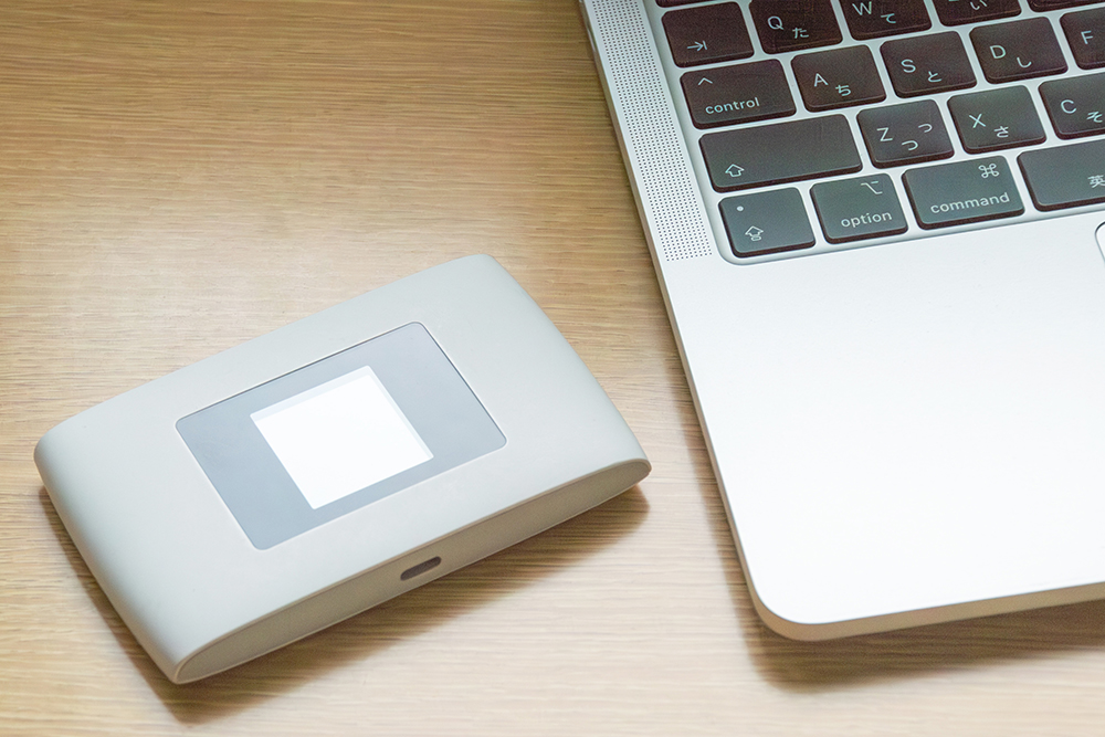 外出先での写真編集を想定したノートパソコンとPocket Wi-Fiのイメージ。通信環境によってはLightroomクラウド版の動作が遅くなることもあります。