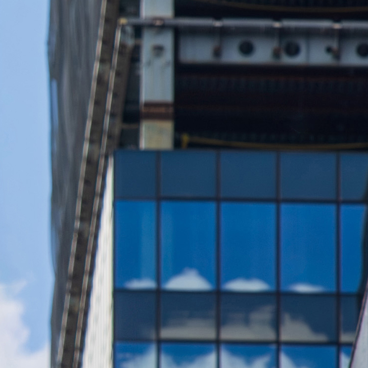 ビルの外観の拡大画像。全体的にぼやけている。