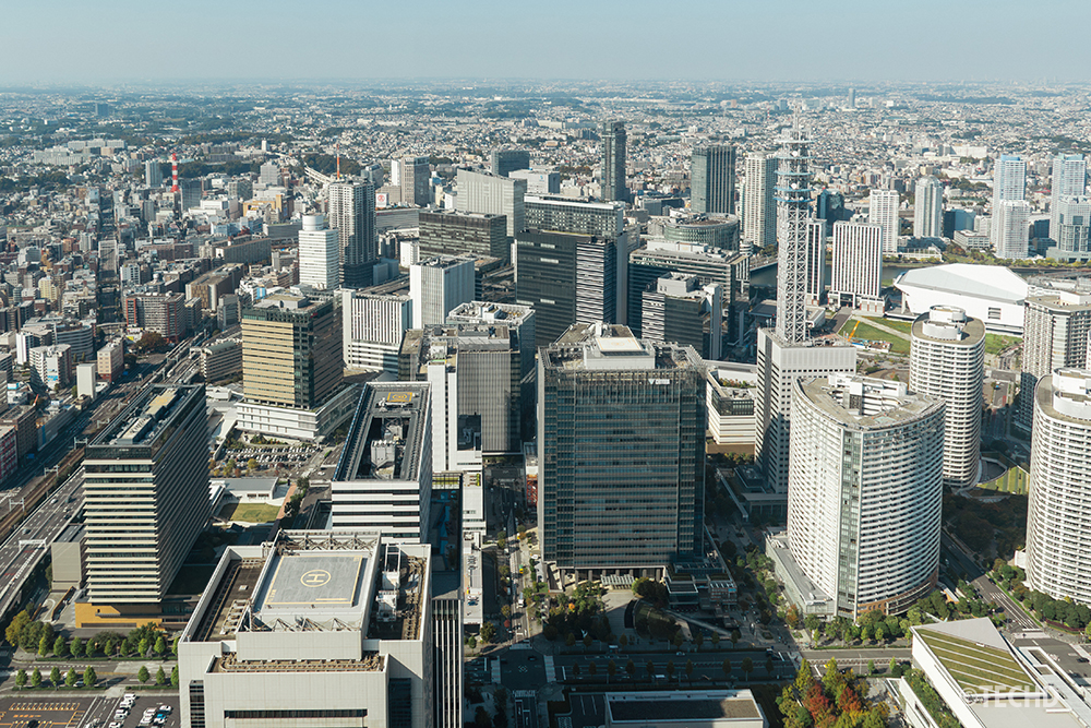 横浜ランドマークタワーの展望台から見た横浜駅方面のビル群。昼の明るい空気の中に都市のスケールが広がる。