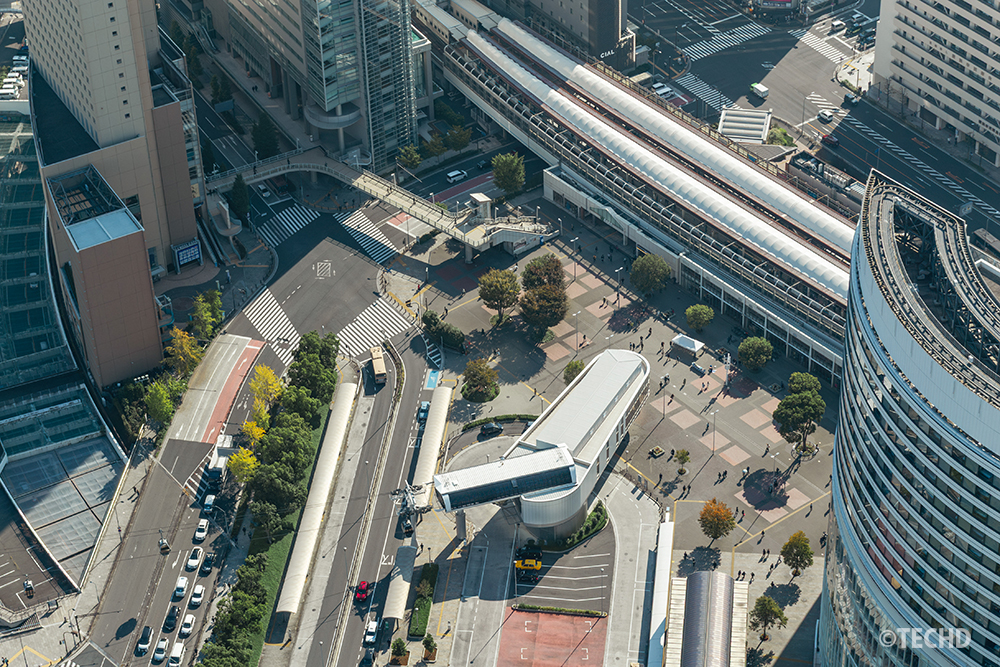 スカイガーデンから見下ろした桜木町駅前。動く歩道とロータリーに人々の動きが見えるジオラマのような風景。