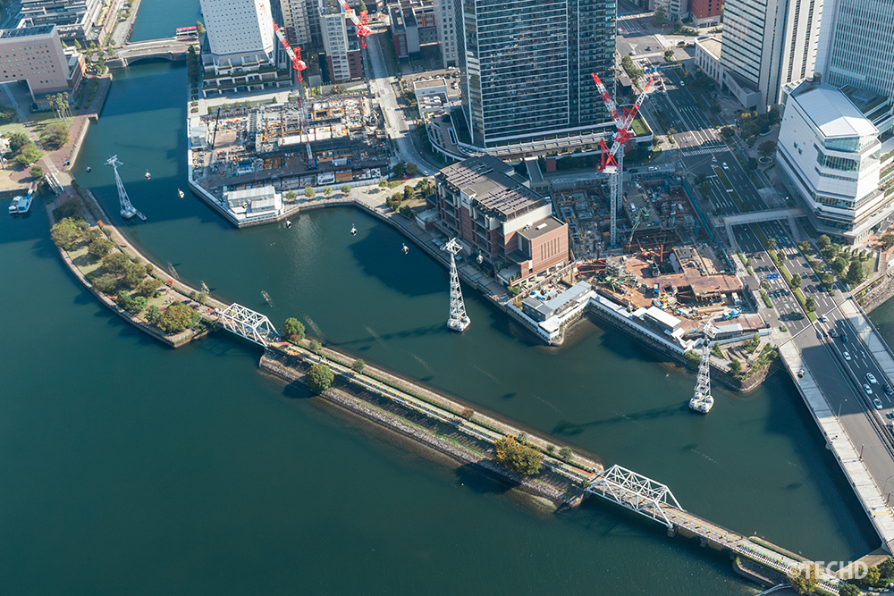 スカイガーデンから見下ろす汽車道とヨコハマエアキャビン。水上を渡るロープウェイと遊歩道が交差する印象的な風景。