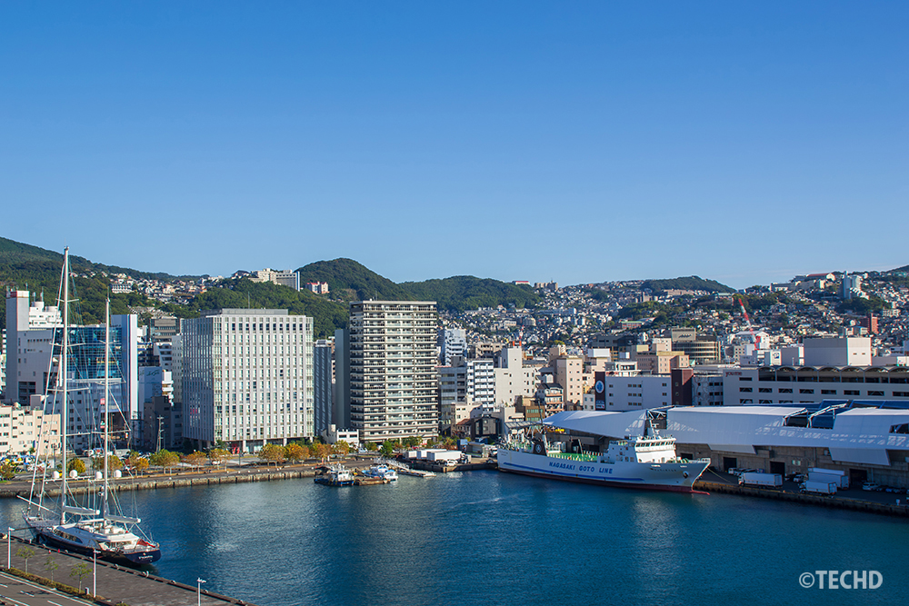 港の船やビル群を俯瞰できる長崎県庁展望テラスからの都市景観。
