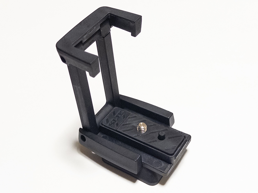 SLIK GX-S 6400のクイックシューに内蔵されたスマホホルダー。幅58〜90mm、厚さ12mm以下のスマートフォンに対応し、ワンタッチで取り付け可能