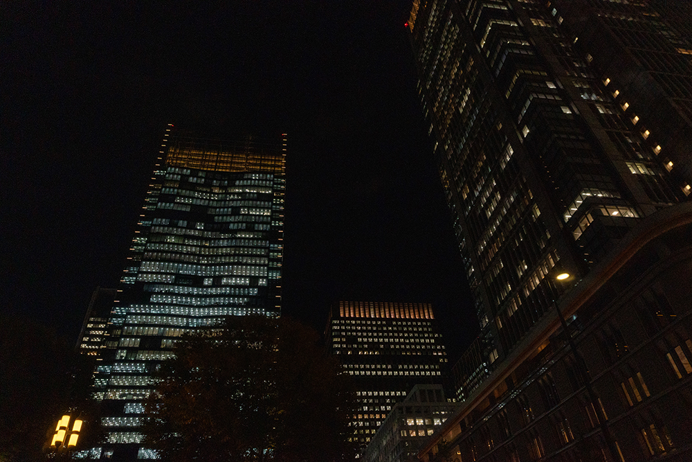 Sony ZV-E10でISO1600で撮影した東京駅丸の内周辺の夜景。高層ビルの窓明かりが暗い空に浮かび上がる様子を手持ち撮影で記録した写真。