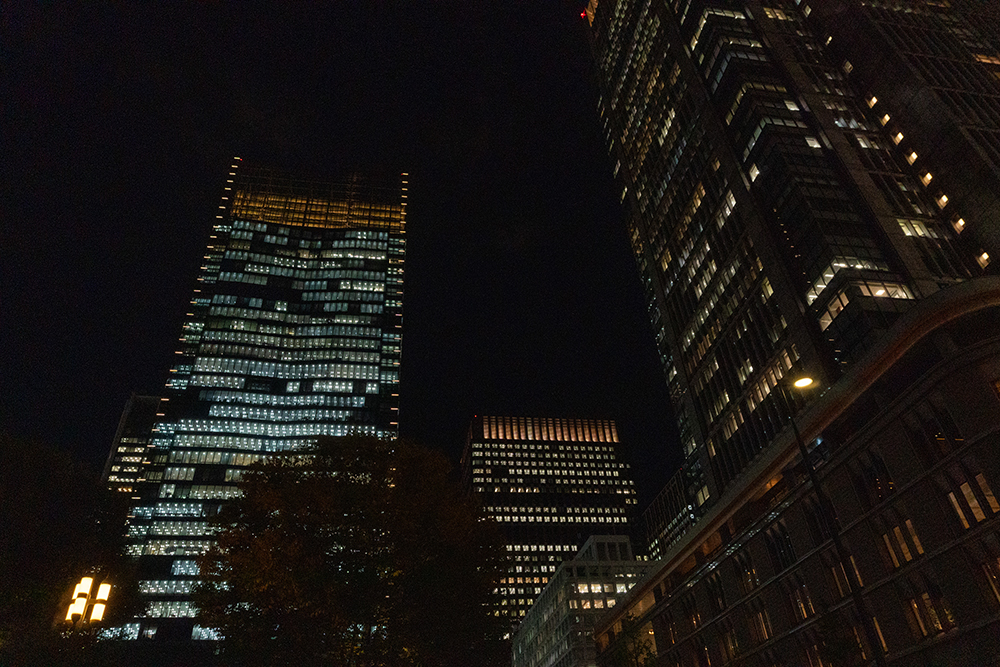 夜の東京駅丸の内駅前広場で、Sony ZV-E10がISO3200で撮影した高層ビル群の風景。暗所ながらオフィスの光が浮かび上がる夜景。