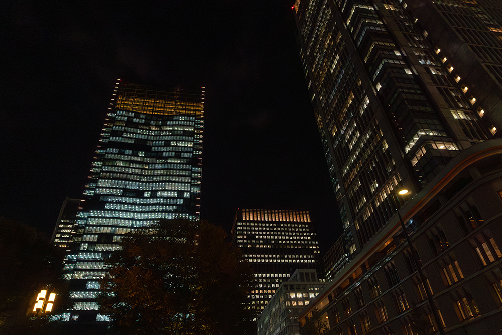 LightroomのAIノイズ除去機能を使って処理したISO3200の夜景写真。高層ビル群が滑らかに写り、RAW撮影時よりノイズが大きく軽減されている。