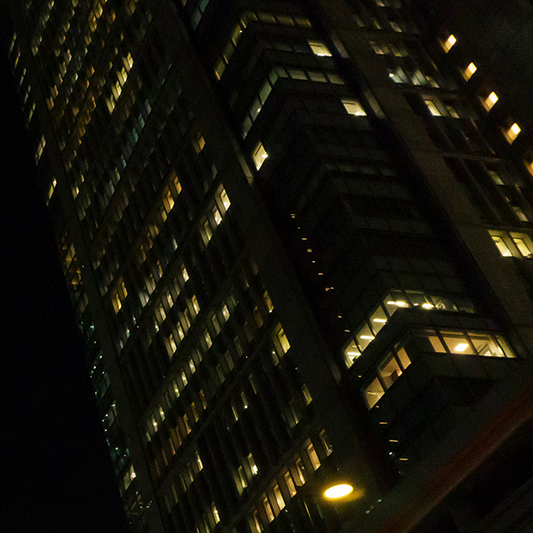 Lightroomモバイルのノイズ除去を使って処理したISO3200の夜景の拡大写真。ノイズはほとんど見えない。