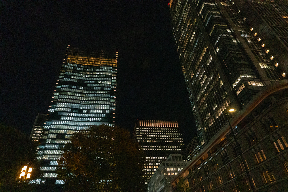 Sony ZV-E10で撮影した東京駅丸の内の夜景をISO6400で写した写真。ビル群の窓明かりが輝く一方、全体的にノイズが目立ち始めている。