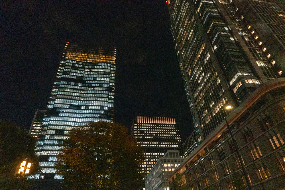 東京駅丸の内駅前広場で夜景を撮影。ISO12800で撮影したため、高層ビルの窓明かりや空の暗部に強いノイズが発生している様子がわかる。