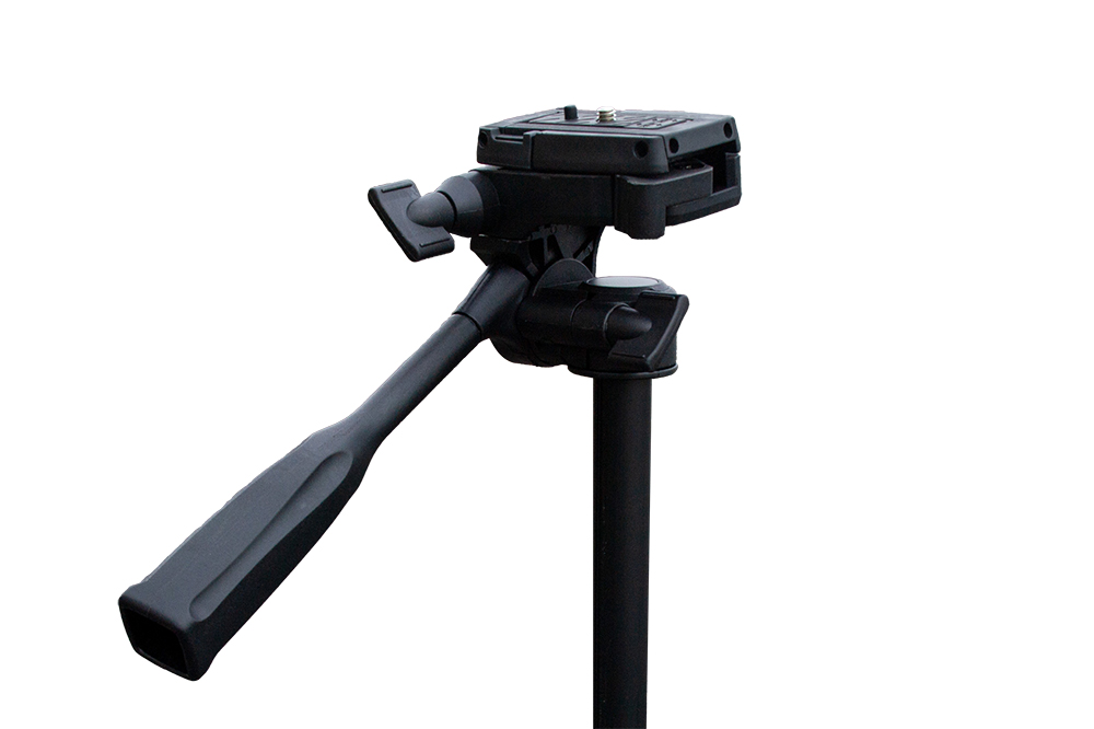 SLIK GX-S 6400の雲台アーム部分。パン・チルト操作ができるハンドル付きで、構図の微調整がしやすい構造