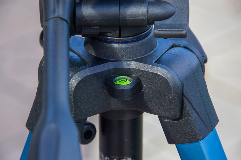 SLIK GX-S 6400の三脚上部に搭載されたレベラー。撮影時に水平を確認するための目安として使用できる気泡式水平器のクローズアップ