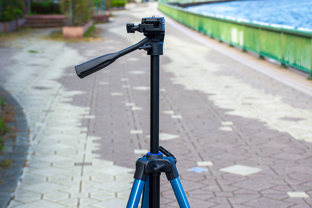 SLIK GX-S 6400のエレベーターを伸ばした状態。クランクハンドルで高さをスムーズに調整できる様子。