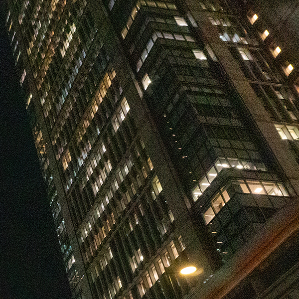 東京駅周辺の高層ビルの壁面を拡大した写真。ISO12800で撮影したため、建物の細部にざらついた高感度ノイズが顕著に現れている。