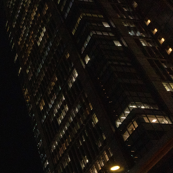 Sony ZV-E10でISO1600撮影した高層ビルの窓明かりを拡大表示した写真。暗部ノイズやディテールを確認できる
