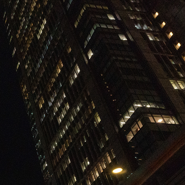 ISO3200の拡大画像。窓明かりや建物のディテールが暗所でもしっかり残っているが、ノイズがさらに増え始めている。