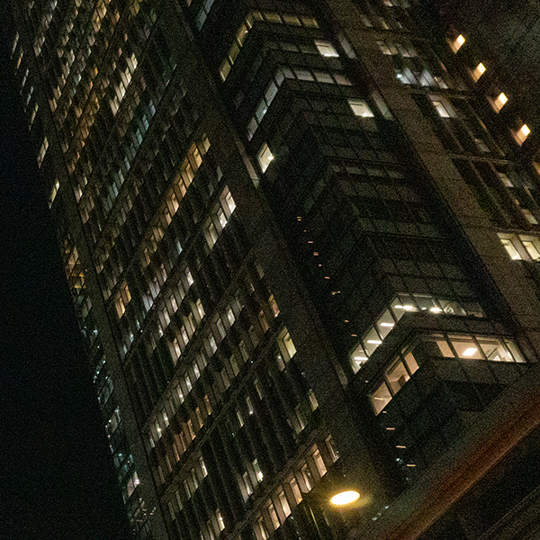 ISO6400で撮影した夜景の拡大写真。高層ビルの窓や外観周辺に粒状ノイズが強く出ている様子がわかる。