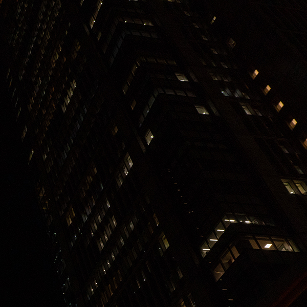 ISO800で撮影した夜間の高層ビル外壁を拡大表示した写真。窓明かり以外の部分が暗くつぶれた状態がわかる。