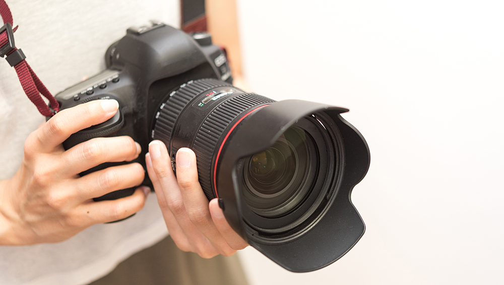 ストックフォト審査に有利な一眼レフカメラで撮影する様子