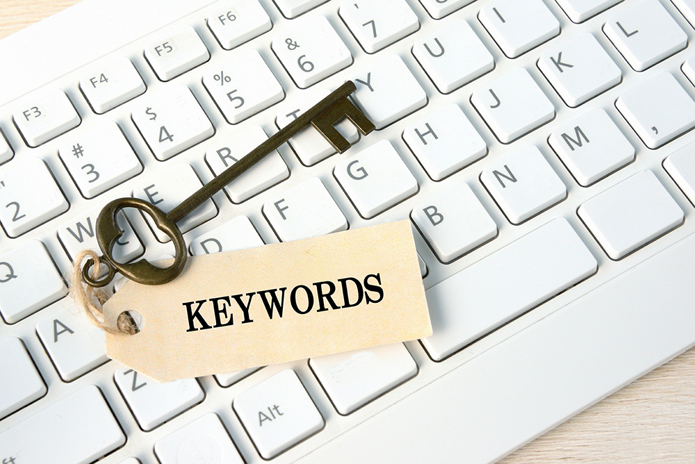 「KEYWORD」と書かれたしおりと鍵がキーボードの上に乗っている。