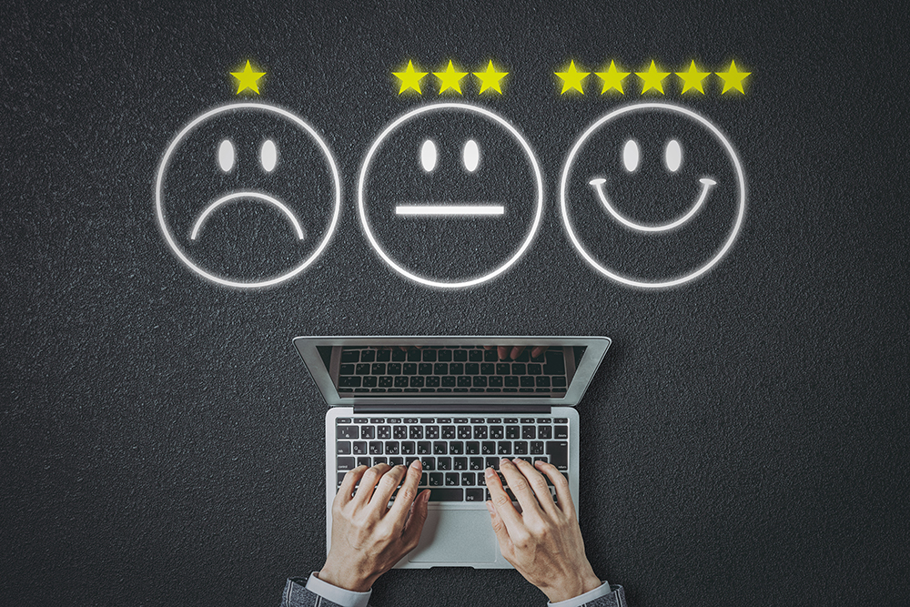 写真ACの良い口コミと悪い口コミをイメージした評価アイコンとパソコンの写真