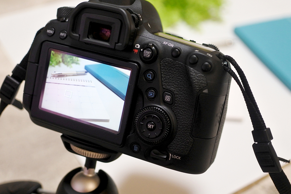 写真ACで写真を投稿して収益化することをイメージした撮影中のカメラの写真