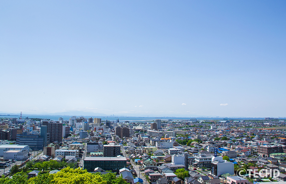千葉県木更津市の町並みを展望台から見渡した風景。東京湾へと続く住宅街の広がりとクリアな青空。