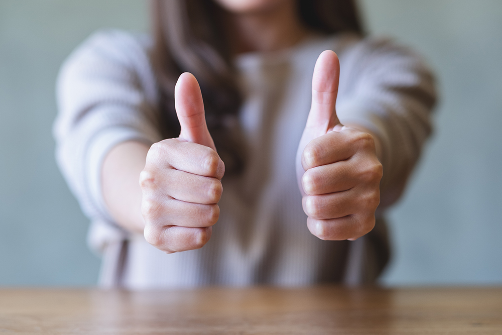 「使い勝手が良い」という高評価を象徴する、両手で親指を立ててグッドサイン（サムズアップ）を出している人物の手元のイメージ。