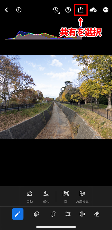 QRコードを表示する手順。上向き矢印のアイコン(共有ボタン)を選択していることを説明している。