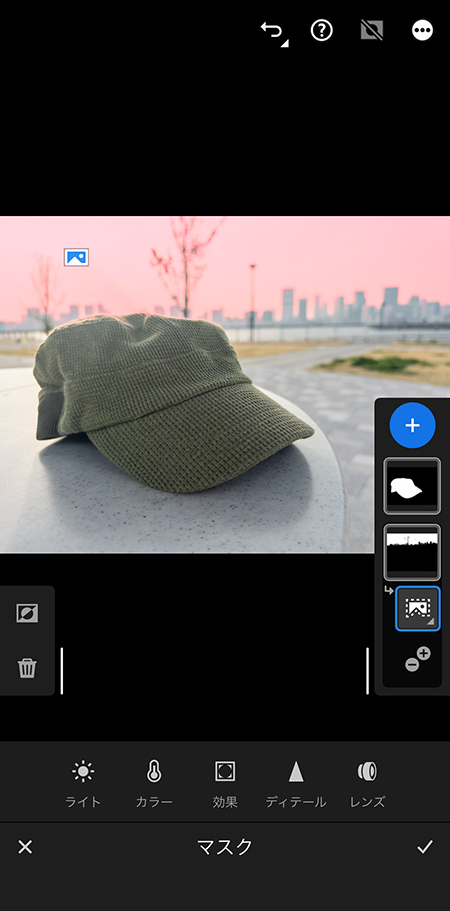 Lightroomカメラの設定で空が赤く染まったスマホの操作画面。